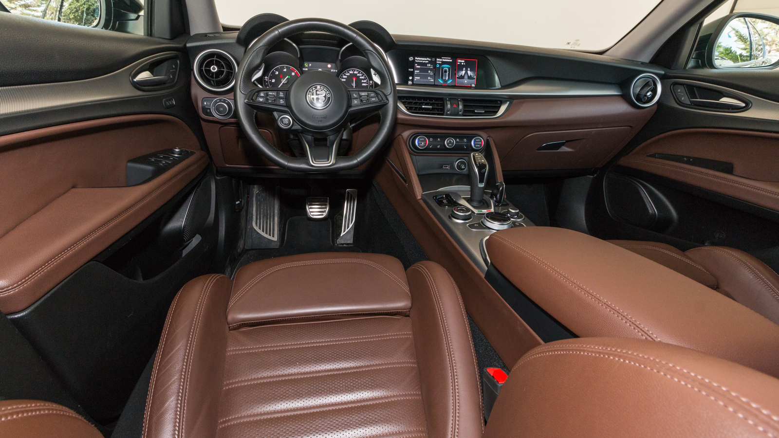 Εσωτερικό υψηλής αισθητικής και εξαιρετικών υλικών. Τα δέρματα που συναντάμε στην έκδοση Spirit είναι ΑΑ ποιότητας